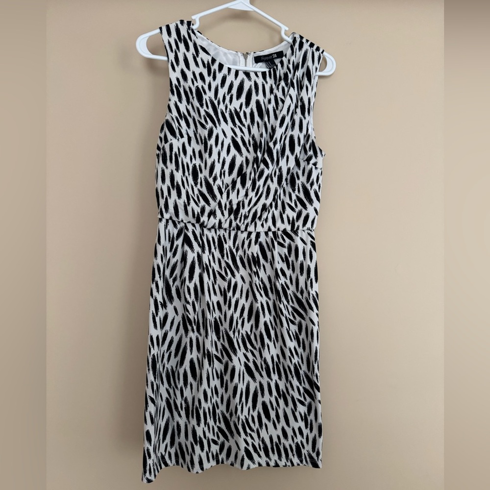 Forever 21 Black and White Sleeveless Sheath Mini Dress